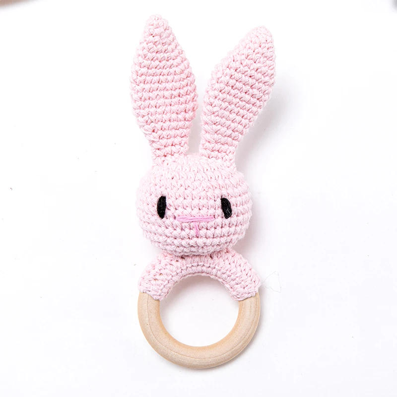 CuddleRattle – Myk og leken – Heklet babyrangle med trering
