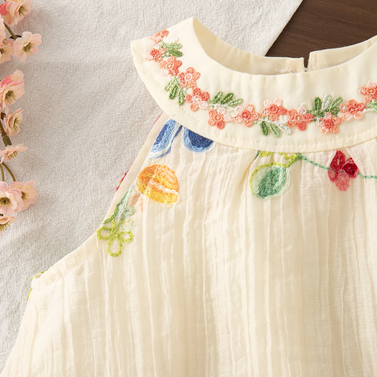MiniFlora – Lett og sjarmerende – Brodert kjole til små jenter