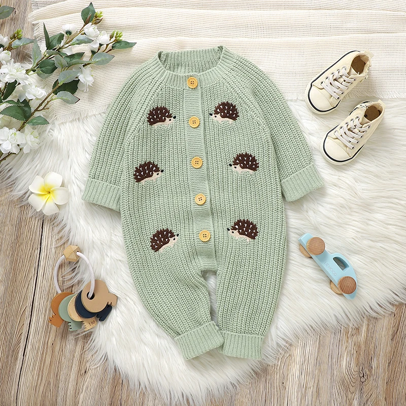 CozyHedge – Myk og varm – Strikket babyjumpsuit med pinnsvinmønster