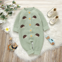 Thumbnail for CozyHedge – Myk og varm – Strikket babyjumpsuit med pinnsvinmønster