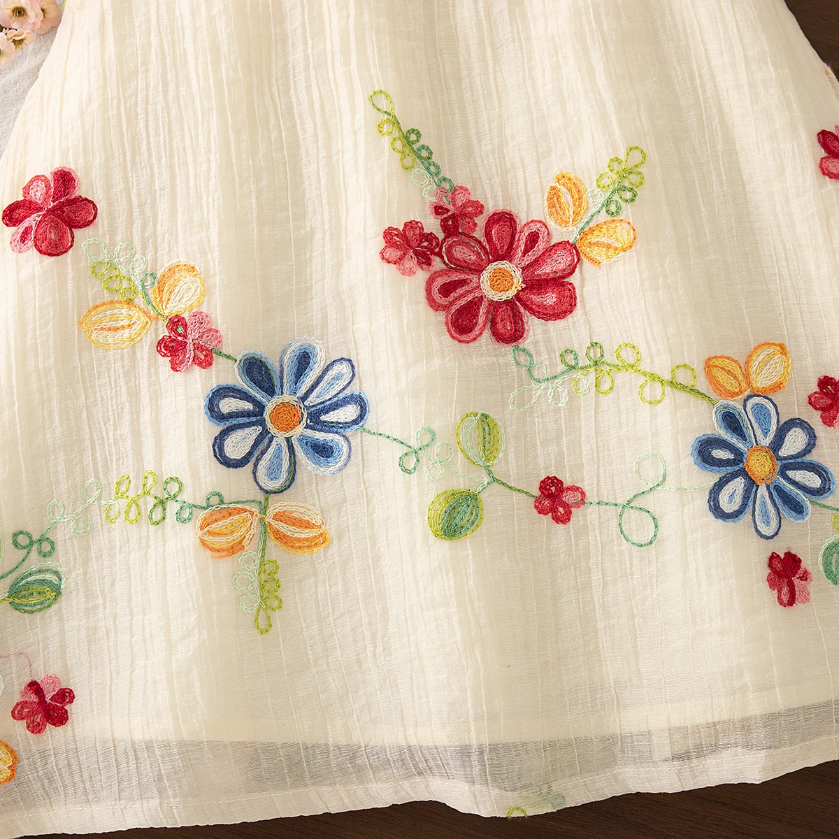 MiniFlora – Lett og sjarmerende – Brodert kjole til små jenter