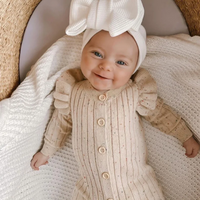 Thumbnail for MiniAurora – Mykt og elegant – Strikket babydrakt med englevinger og pannebånd