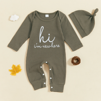 Thumbnail for CuddleBaby – Hei, jeg er ny her – Sett med babyjumpsuit og lue