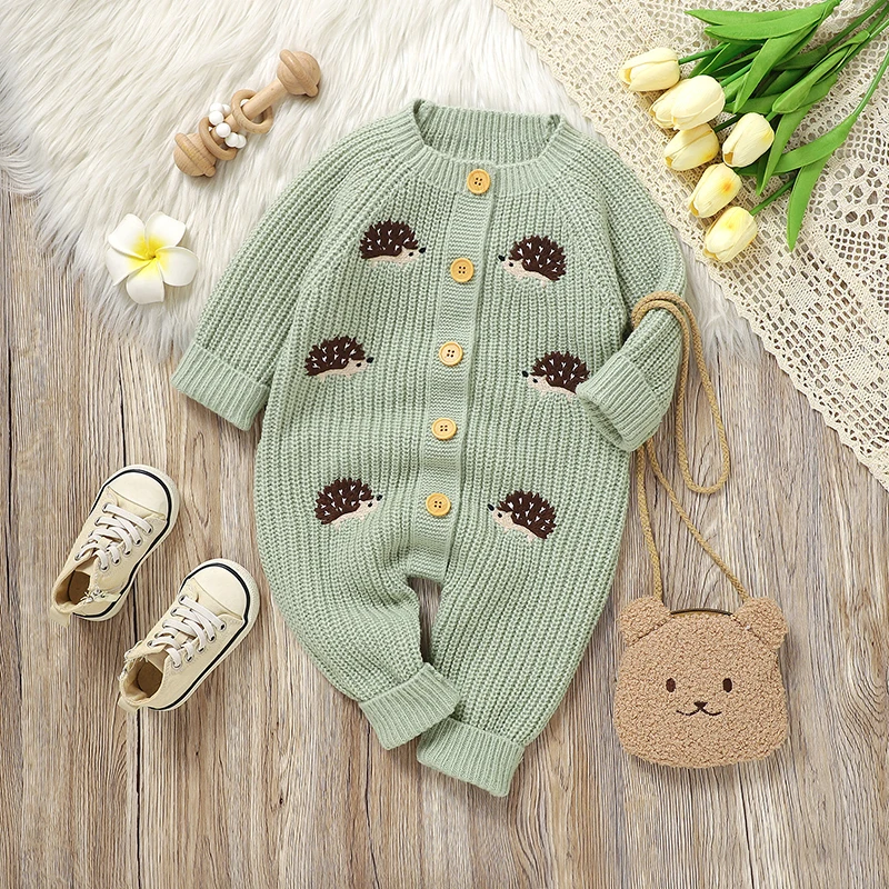 CozyHedge – Myk og varm – Strikket babyjumpsuit med pinnsvinmønster