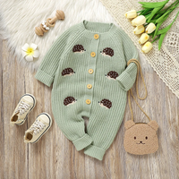 Thumbnail for CozyHedge – Myk og varm – Strikket babyjumpsuit med pinnsvinmønster