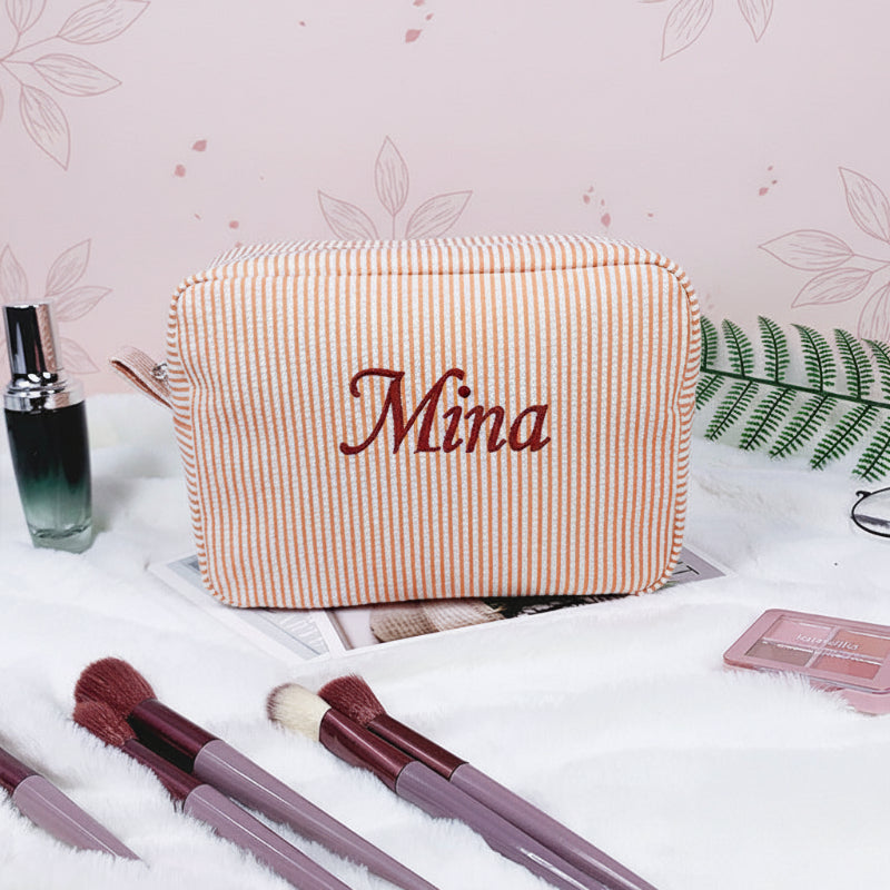 Striped Name Pouch – Personlig og stilig – Sminkeveske