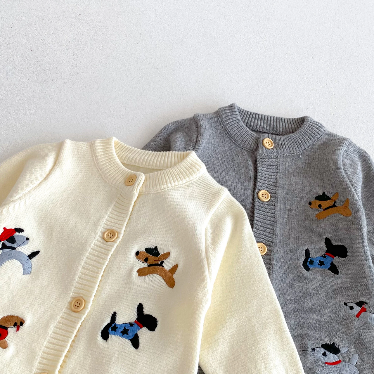 PlayfulKnit – Myk og søt – Strikket babyjumpsuit med hundemotiv