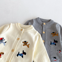 Thumbnail for PlayfulKnit – Myk og søt – Strikket babyjumpsuit med hundemotiv
