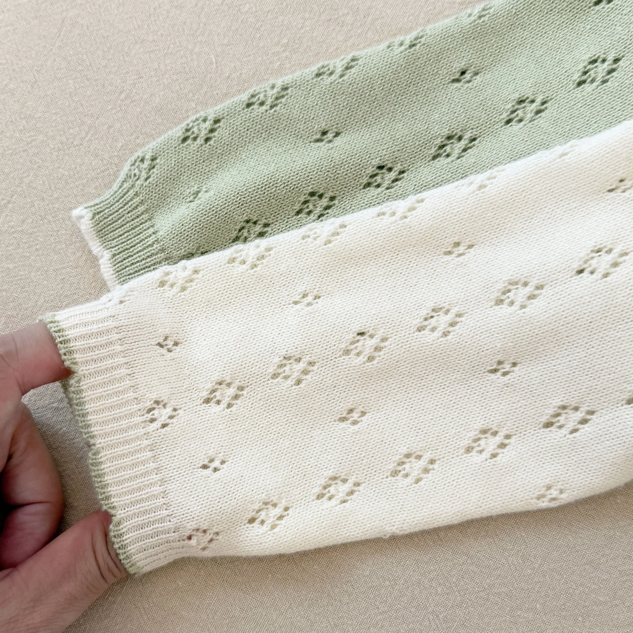 MiniBelle – Elegant og myk – Strikket babykjole med volangdetaljer