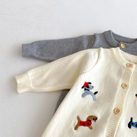Thumbnail for PlayfulKnit – Myk og søt – Strikket babyjumpsuit med hundemotiv
