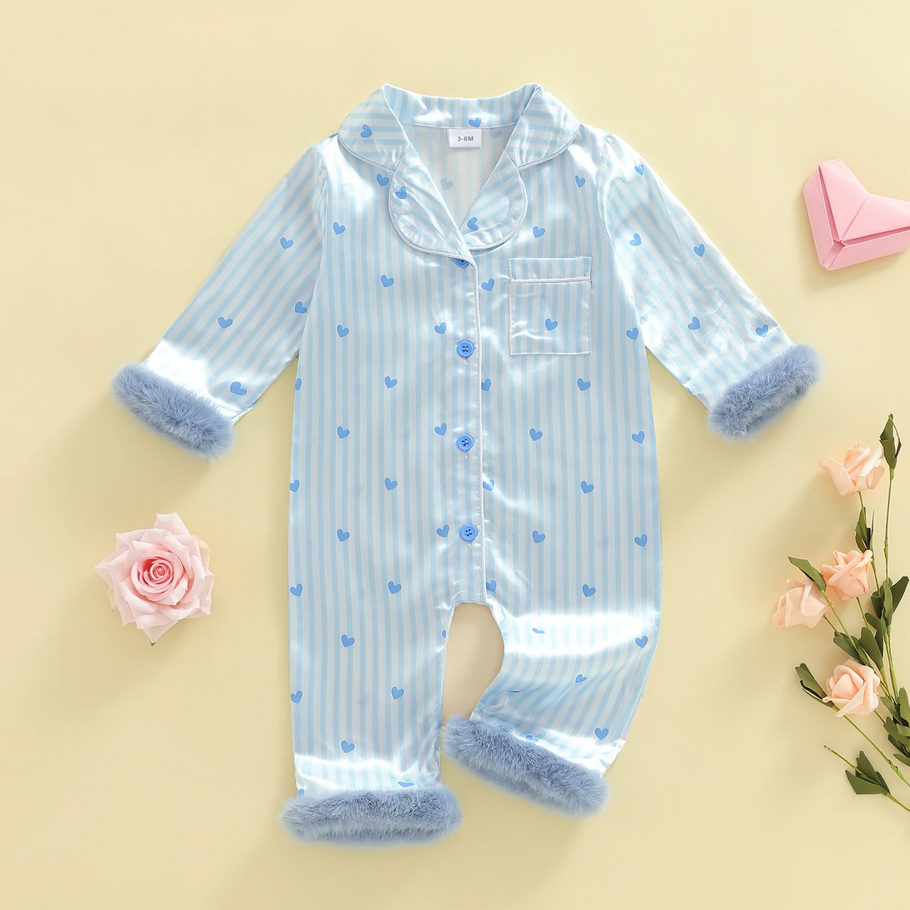 TinyLove – Myk og varm – babyjumpsuit med hjerteprint og plysjdetaljer