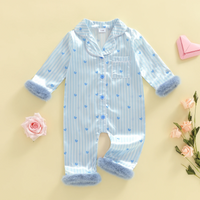 Thumbnail for TinyLove – Myk og varm – babyjumpsuit med hjerteprint og plysjdetaljer
