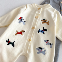Thumbnail for PlayfulKnit – Myk og søt – Strikket babyjumpsuit med hundemotiv
