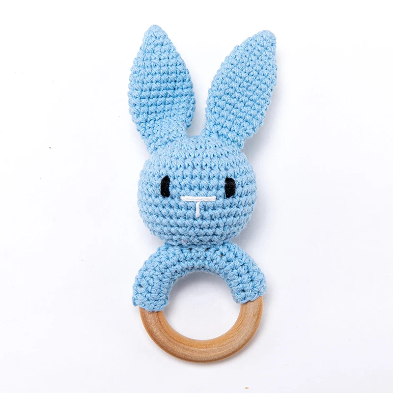 CuddleRattle – Myk og leken – Heklet babyrangle med trering