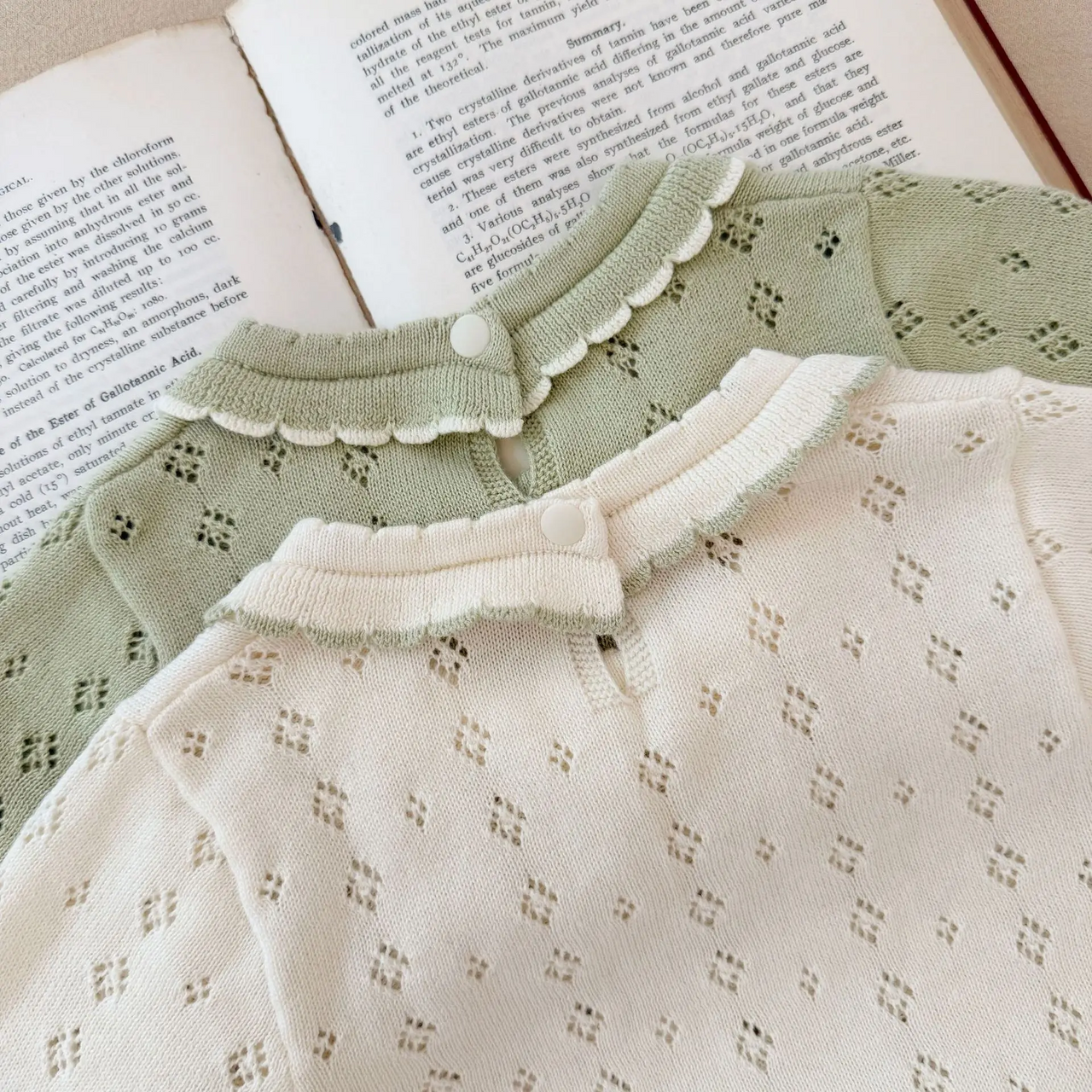 MiniBelle – Elegant og myk – Strikket babykjole med volangdetaljer