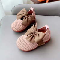 Thumbnail for SweetBow – Søtt og praktisk – Strikkede babysko med sommerfuglsløyfe