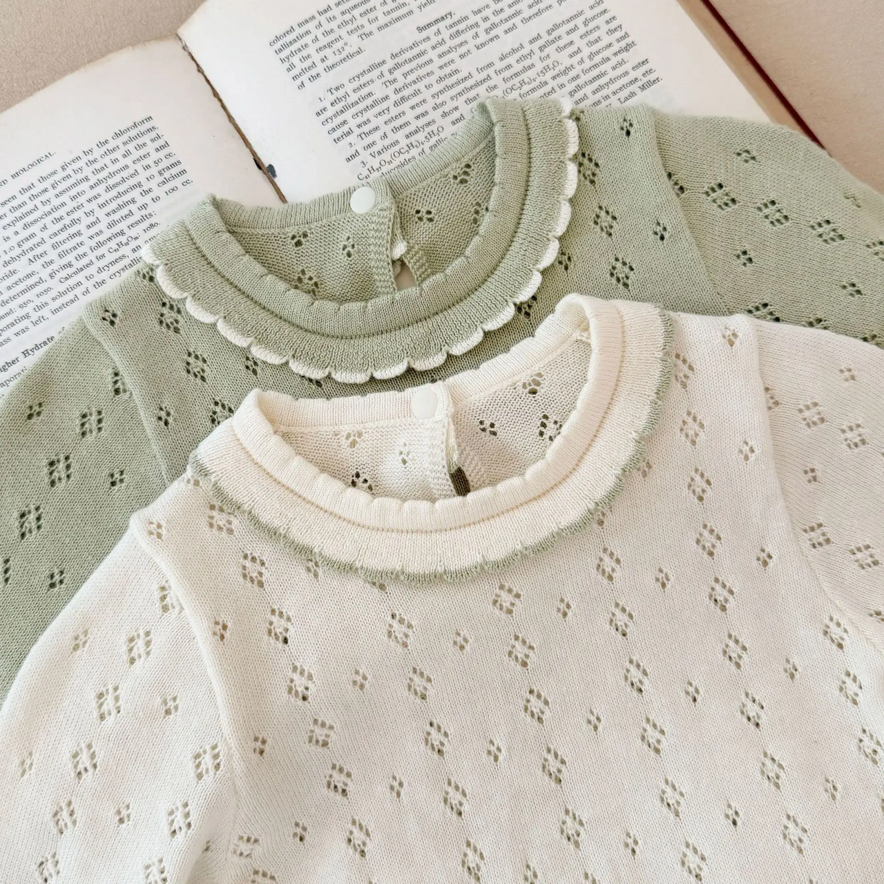 MiniBelle – Elegant og myk – Strikket babykjole med volangdetaljer