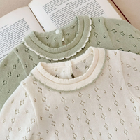 Thumbnail for MiniBelle – Elegant og myk – Strikket babykjole med volangdetaljer