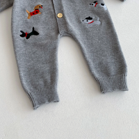 Thumbnail for PlayfulKnit – Myk og søt – Strikket babyjumpsuit med hundemotiv
