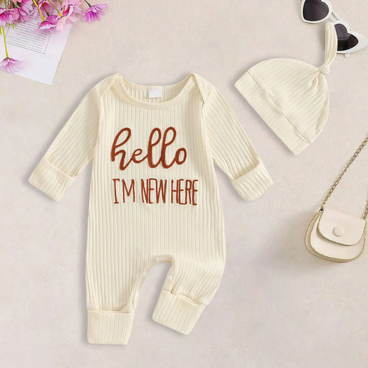 CuddleBaby – Hei, jeg er ny her – Sett med babyjumpsuit og lue
