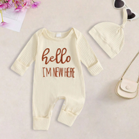 Thumbnail for CuddleBaby – Hei, jeg er ny her – Sett med babyjumpsuit og lue
