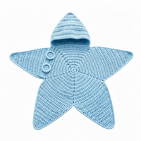 Thumbnail for CozyStar – Myk og håndlaget – Strikket babyjumpsuit med stjerneformet mønster