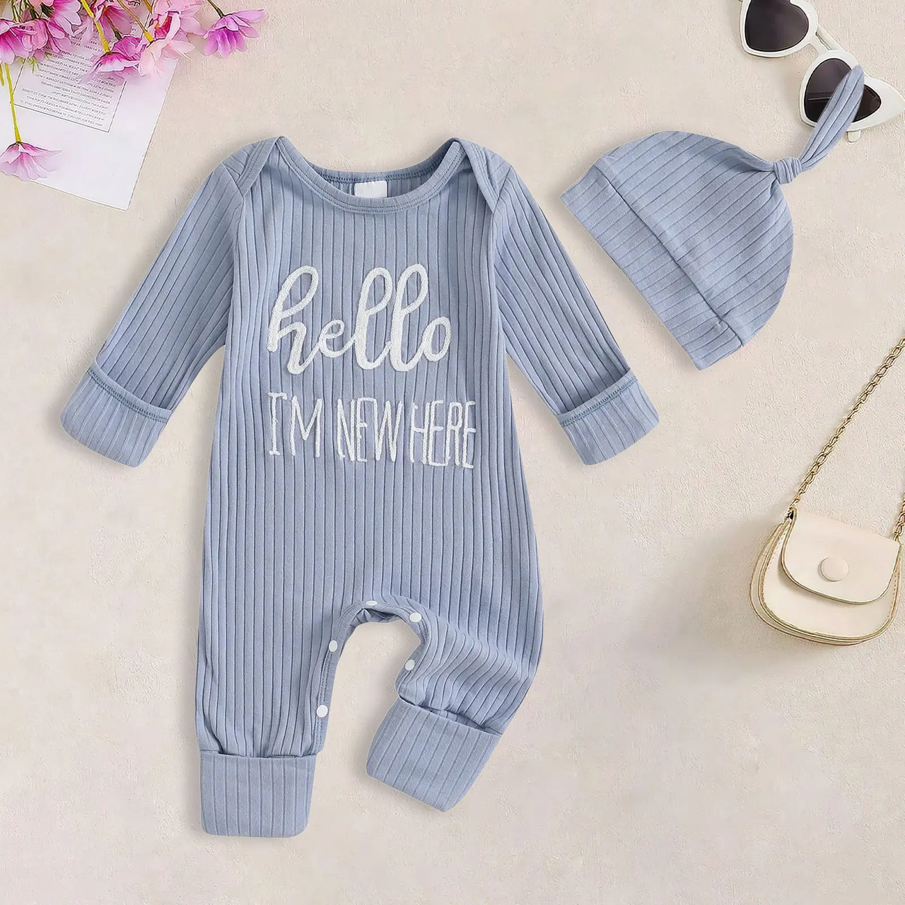 CuddleBaby – Hei, jeg er ny her – Sett med babyjumpsuit og lue