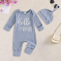 Thumbnail for CuddleBaby – Hei, jeg er ny her – Sett med babyjumpsuit og lue