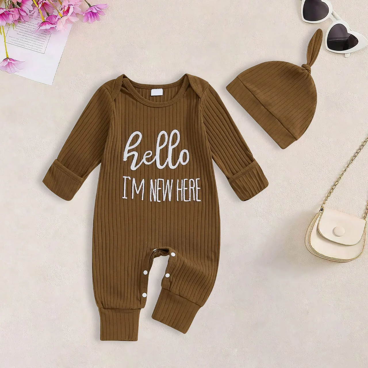CuddleBaby – Hei, jeg er ny her – Sett med babyjumpsuit og lue