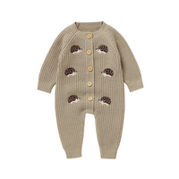 Thumbnail for CozyHedge – Myk og varm – Strikket babyjumpsuit med pinnsvinmønster