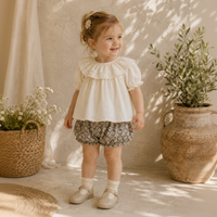 Thumbnail for Ruffle Collar Top – Elegant og komfortabel – Top med dekorativ krage og puffermmer