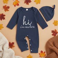 Thumbnail for CuddleBaby – Hei, jeg er ny her – Sett med babyjumpsuit og lue