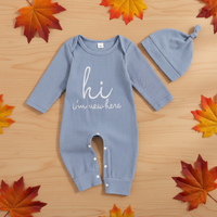 Thumbnail for CuddleBaby – Hei, jeg er ny her – Sett med babyjumpsuit og lue