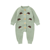 Thumbnail for CozyHedge – Myk og varm – Strikket babyjumpsuit med pinnsvinmønster