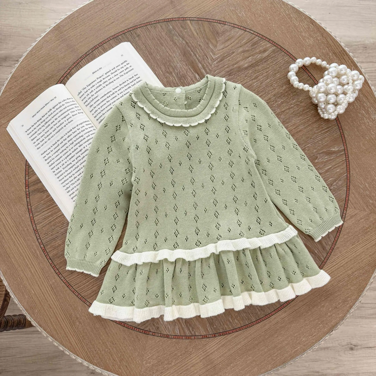 MiniBelle – Elegant og myk – Strikket babykjole med volangdetaljer