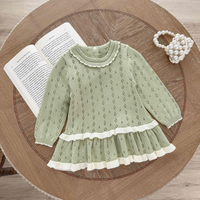 Thumbnail for MiniBelle – Elegant og myk – Strikket babykjole med volangdetaljer