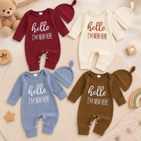 Thumbnail for CuddleBaby – Hei, jeg er ny her – Sett med babyjumpsuit og lue