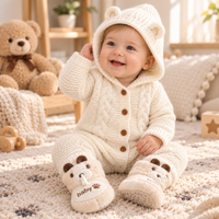 Thumbnail for SoftKnit – Varm og søt – Strikket babyjumpsuit med hette