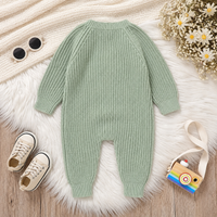 Thumbnail for CozyHedge – Myk og varm – Strikket babyjumpsuit med pinnsvinmønster
