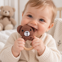 Thumbnail for CuddleRattle – Myk og leken – Heklet babyrangle med trering