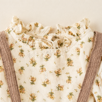 Thumbnail for SweetPea – Babyjenteantrekk med volanger og blomstermønster