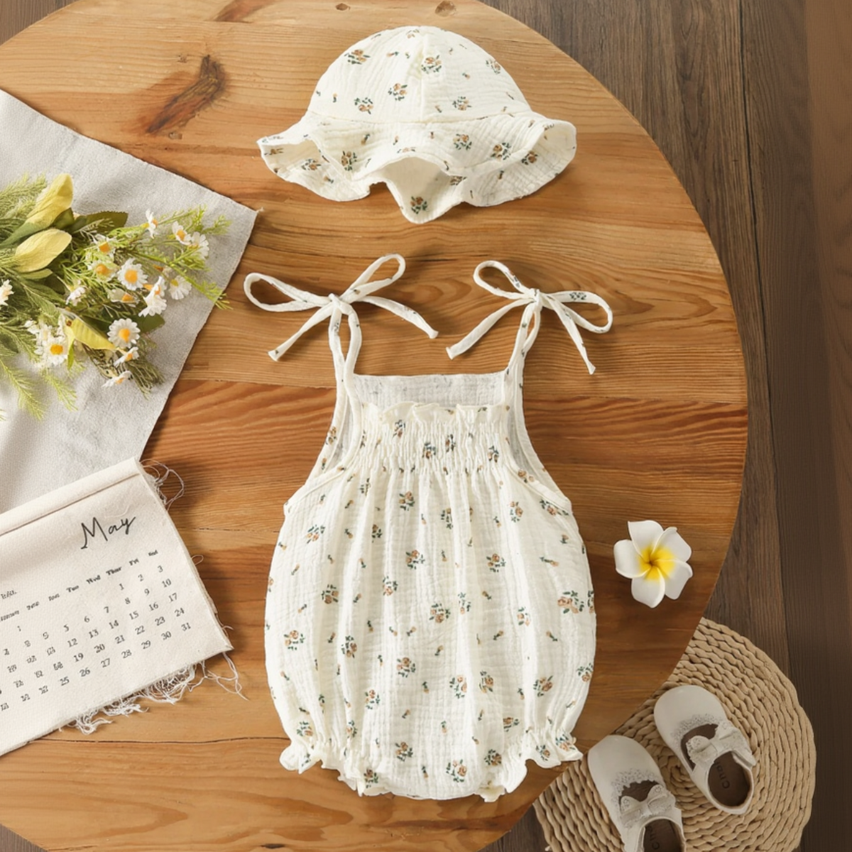 LittleBlossom – Sommerlig komfort og stil – Bodysuit med hette til baby