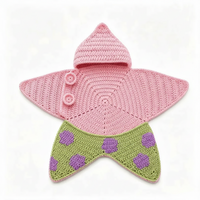 Thumbnail for CozyStar – Myk og håndlaget – Strikket babyjumpsuit med stjerneformet mønster