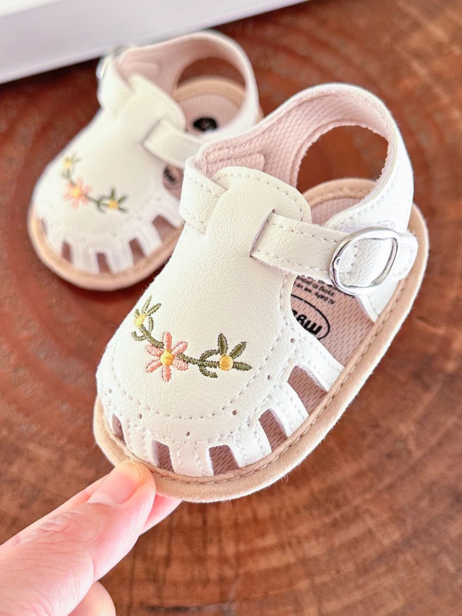 TinyPetals – Komfort og stil – Babysandaler med blomsterbroderi