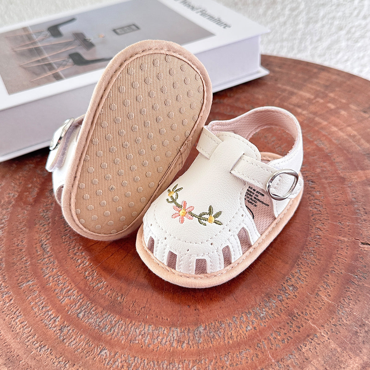 TinyPetals – Komfort og stil – Babysandaler med blomsterbroderi