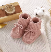 Thumbnail for SnuggleSteps – Varm og myk – strikkede babysko