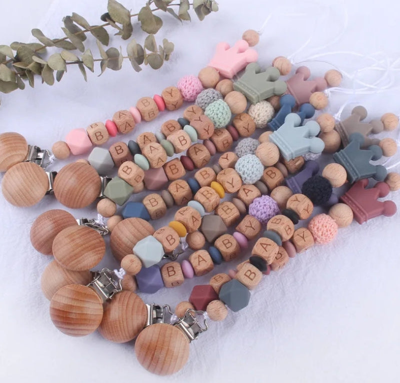 Personalized Pacifier Chain – Sikker og stilig – Personlig smykkekjede til smokk