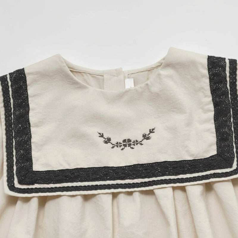 Sailor Top – Elegant og komfortabel – Skjorte med blonder og pufærmer