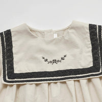 Thumbnail for Sailor Top – Elegant og komfortabel – Skjorte med blonder og pufærmer