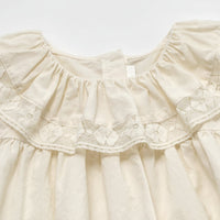 Thumbnail for Ruffle Collar Top – Elegant og komfortabel – Top med dekorativ krage og puffermmer